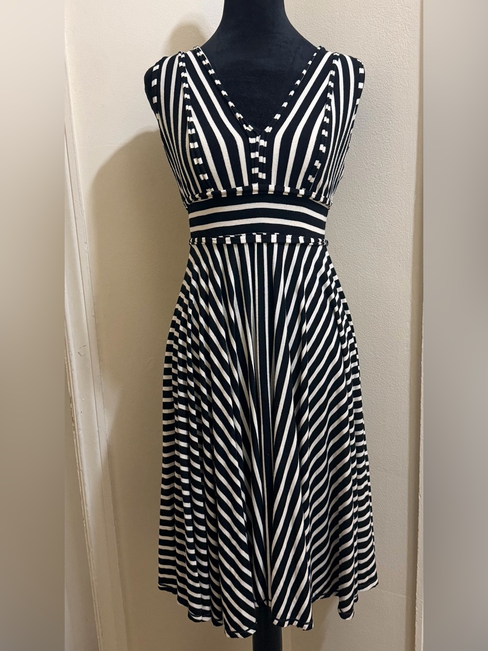 Max Studio Black & White Striped V-Neck Knee Length A-Line Dress - Size S
